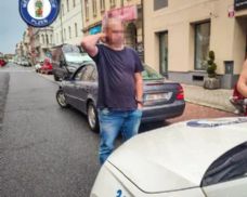 Jel pro cigarety, nadýchal přes dvě promile. Strážníci ho zastavili v centru Plzně