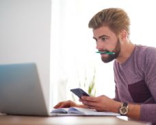 Mladí Pražané hlídají výdaje v mobilu, na zážitky jim po bydlení zbývá méně