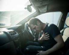 Policie zachránila muže před sebevraždou, našla ho v autě během hodiny