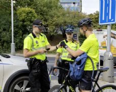 Pražští strážníci při kontrolách cyklistů a koloběžek odhalili stovky přestupků
