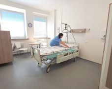 Rokycanská nemocnice modernizuje pokoje na chirurgii. Pacienti dostanou nové vybavení i televize