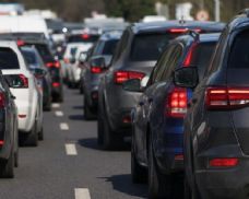 Středočeský kraj žádá zrušení zjednosměrnění ulice Na Krutci. Praha 6 opatření hájí kvůli bezpečnosti a MHD