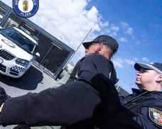 U Hamburku v Plzni vyhrožoval lidem opilý muž. Strážníci mu naměřili přes tři promile