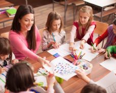 Velká změna v prvních třídách. Od září musí mít početné třídy asistenta pedagoga